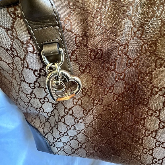 Gucci tote with dust bag.Bamboo heart charm. Shimmering bag
H: 38 CM, W:42.5 CM. - Picture 6 of 11